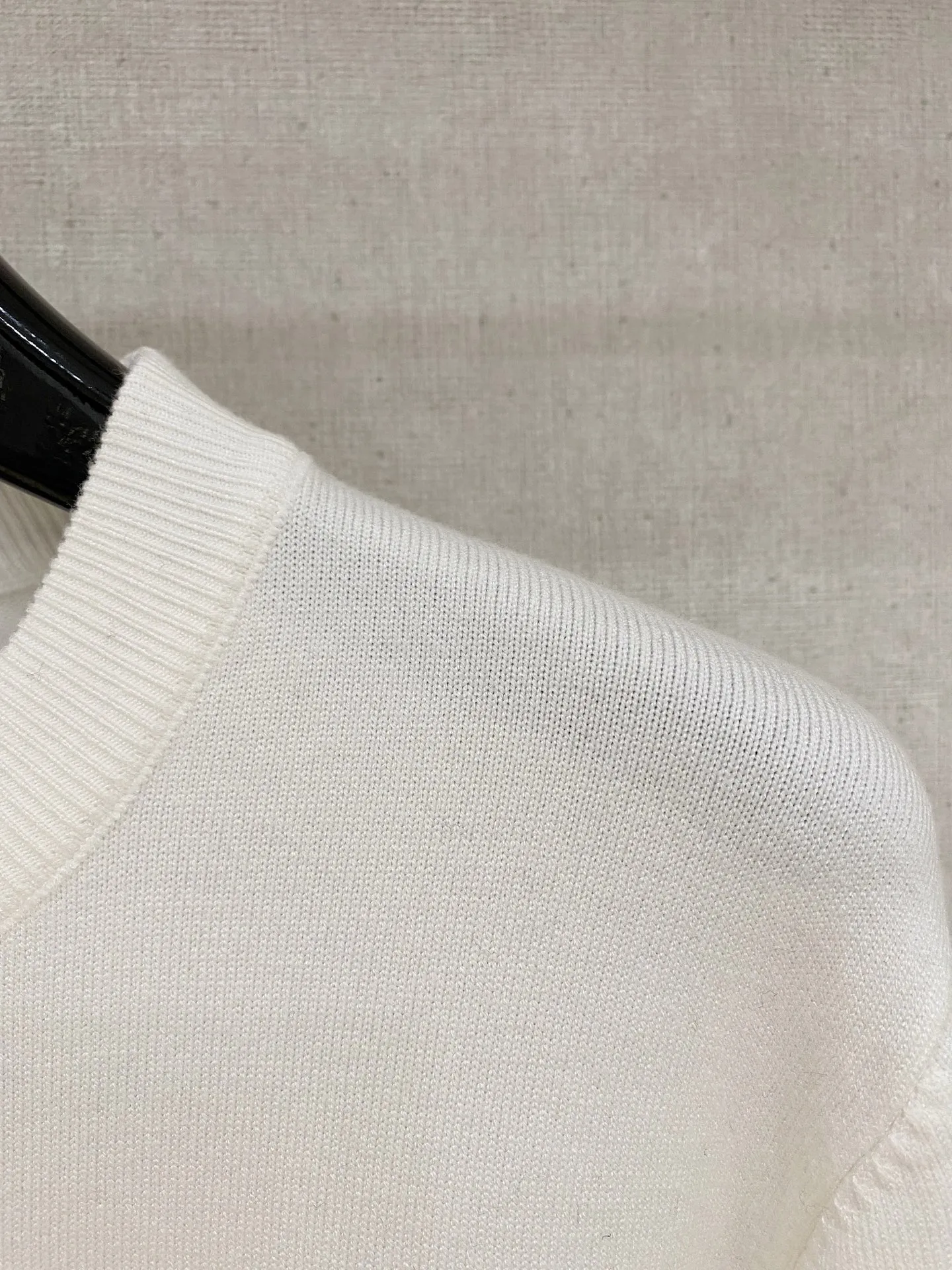 P110，〖 𝐌𝐎𝐍𝐂𝐋𝐄𝐑~ 〗 Premium Series Premium Factory Quality 、 、 ： Black White Sizes：M L XL 2XL 3XL
